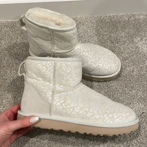 Mini UGGS size 7 white / leopard